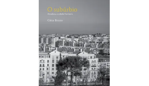 A capa de um livro com uma imagem, a preto e branco, de prédios na Amadora, com o texto "O Subúrbio" destacado.