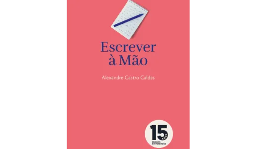 Capa de um livro rosa, com uma imagem de um lápis em cima de folhas, e com o título destacado "Escrever à Mão".
