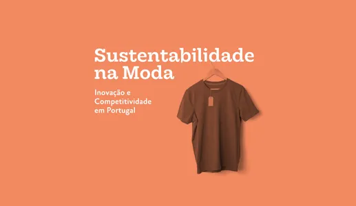 Fundo laranja com o texto "Sustentabilidade na Moda" e com a imagem de uma t-shirt com uma etiqueta visível.