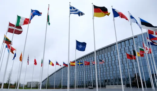 O exterior da sede da NATO, com todas as bandeiras dos países-membros da organização.