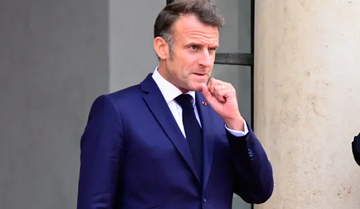 Imagem de um homem com semblante carregado, o presidente da República francês Emmanuel Macron. Crédito: Shutterstock