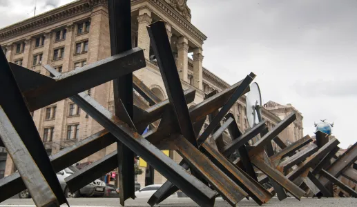 Ima de barreias anti-tanque espalhadas pela praça central de Kyiv, Ucrânia. Créditos: shutterstock