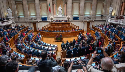 Imagem do interior da Assembleia da República, com vários ministros e grupos parlamentares. Créditos: shutterstock