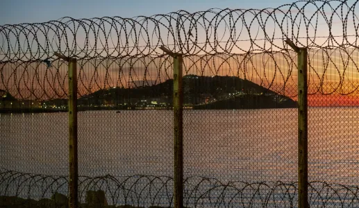 Ceuta, cidade espanhola no norte da África, vista de Marrocos atrás de uma vedação de arame farpado. Crédito: Shutterstock