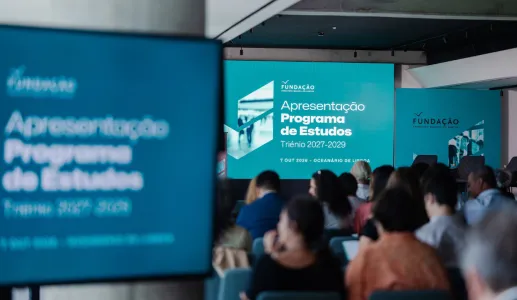 Dezenas de pessoas estão sentadas frente a um ecrã onde se lê  a frase: apresentação do Programa de Estudos da Fundação.