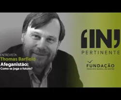 Retrato a preto e branco do antropólogo social Thomas Barfield, sobre um fundo amarelo e o texto "ENTREVISTA. Afeganistão: Como se joga o futuro?" e logos da Fundação e do [IN]Pertinente.