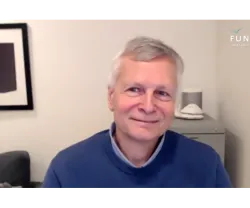 Retrato de Dani Rodrik. O logo da Fundação no canto superior direito.