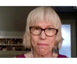 A médica e jornalista Meredith Wadman a dar uma entrevista, em casa. 