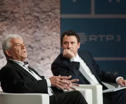 Dois homens num debate. Um ouve o que está a falar; logótipo da RTP3 visível ao fundo.