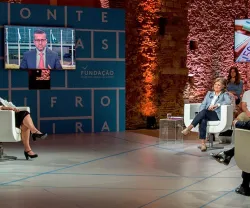 Debate com várias pessoas sentadas. Texto: "FRONTEIRAS XXI" e "FUNDÇÃO"