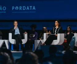Mesa redonda com várias pessoas sentadas em cadeiras brancas a discutir. Logotipos: "FUNDAÇÃO" e "PORDATA" num fundo azul escuro.