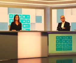 Quatro pessoas sentadas em um estúdio de televisão com o texto "FRONTEIRAS XX" ao fundo.