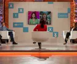 Debate com painel de cinco pessoas e apresentação de vídeo ao fundo. Texto: "FUNDAÇÃO".