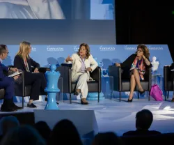 Painel de debate com cinco pessoas sentadas, num evento ao vivo. Logotipo "FUNDAÇÃO" ao fundo.
