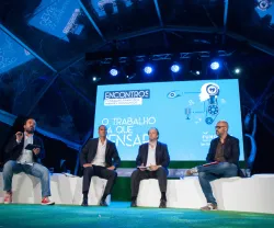 Quatro oradores em palco discutem "O trabalho dá que pensar" durante um encontro da Fundação.