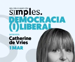 Retrato a preto e branco de Catherine de Vries. Fundo azul com o texto "Democracia (i)liberal. Entrevista".