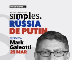 Retrato a preto e branco de Mark Galeotti, especialista em política russa, sobre um fundo cinzento claro e com o texto "Russia de Putin não é assim tão simples" a azul e vermelho.