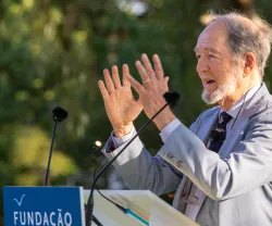 Em Lisboa, Jared Diamond fala atrás de um púlpito com a inscrição "Fundação Francisco Manuel dos Santos". 