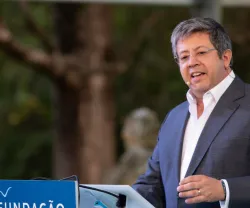 José Soares dos Santos, vestido com um blazer azul e uma camisa branca, a falar ao microfone, num evento da Fundação.