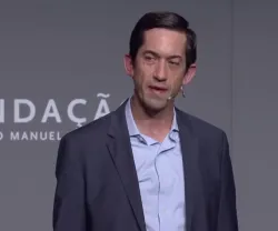 Homem a falar num palco com fundo "FUNDAÇÃO FRANCISCO MANUEL DOS SANTOS".
