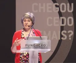 Mulher a falar num púlpito, com o logotipo "Fundação Francisco Manuel dos Santos" em destaque.