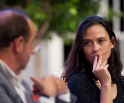 Pia Mancini a ouvir Daniel Innerarity durante o encontro da Fundação, em Lisboa