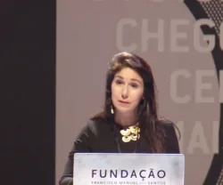 A economista Ana Lehman a falar num púlpito com o texto "FUNDAÇÃO FRANCISCO MANUEL DOS SANTOS".