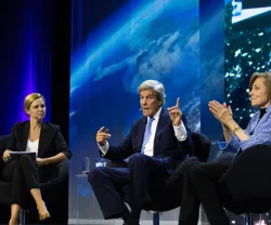 Duas mulheres, uma mulher delas Sylvia Earl, e um homem (John Kerry) sentados, a falar. Ao fundo, uma imagem do planeta.