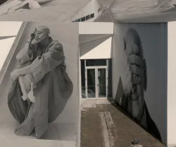 Imagens em preto e branco de pessoas em murais num edifício moderno.