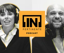 Dois apresentadores do podcast "[IN]PERTINENTE" usam fones de ouvido e sorriem.