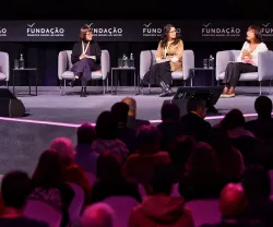Imagem de um painel com mulheres a discursar, com o logotipo "FUNDAÇÃO" ao fundo.
