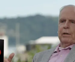 O cientista Jorge Calado a falar sobre o seu livro "Limites" à esquerda. Fundo urbano