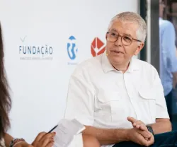 Imagem de um homem de óculos a falar com uma mulher, com logos "Fundação", "Renascença" e "Praça da Fundação".