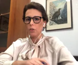 Sandra Sarmento, arquiteta paisagista a falar, com um quadro e uma estante atrás.