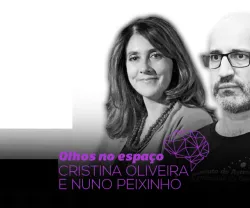 Imagem a preto e branco de Cristina Oliveira e Nuno Peixinho. Texto: "Olhos no espaço".