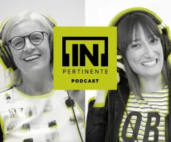 Duas mulheres sorridentes com fones de ouvido, logo do podcast "[IN]PERTINENTE".