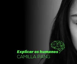 Retrato a preto e branco de Camilla Pang sobre um fundo escuro com o texto "Explicar os humanos".