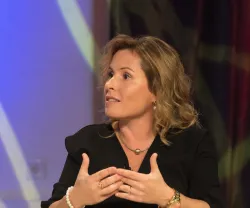 A socióloga Dalila Cerejo a falar, gesticulando.