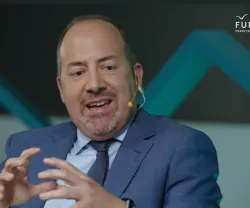 O economista Álvaro Santos Pereira a falar, gesticulando. Logotipo "Fundação Francisco Manuel dos Santos" no canto superior direito.