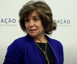 A socióloga Ana Nunes de Almeida a falar durante um evento da Fundação Francisco Manuel dos Santos.