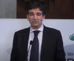 António Tavares, diretor do departamento de Ciência Política da Universidade do Minho, a discursar, num púlpito.