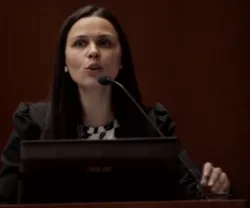 A química Carla Morais a falar ao microfone num púlpito.