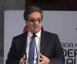 David Lopes a falar ao microfone.