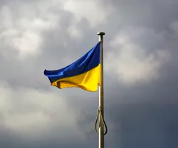 Imagem da bandeira Ucrâniana sob um céu com núvens de tempestade 