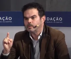 Homem com microfone de lapela, a gesticular enquanto fala. Fundo com logotipo da "Fundação Francisco Manuel dos Santos".