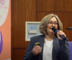 A socióloga Maria Filomena Mendes a falar ao microfone durante um evento da Fundação.