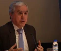 O economista Álvaro Mendonça e Moura sentado, a falar, enquanto gesticula.
