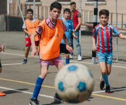 Crianças a jogar futebol