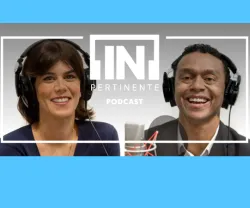 Imagem de Inês Lopes Gonçalves e Nuno Maulide, ambos sorridentes, com fones nos ouvidos. Ao centro, o texto "[IN]Pertinente Podcast".