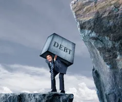 Imagem desenhada de um homem com o peso da dívida às costas
